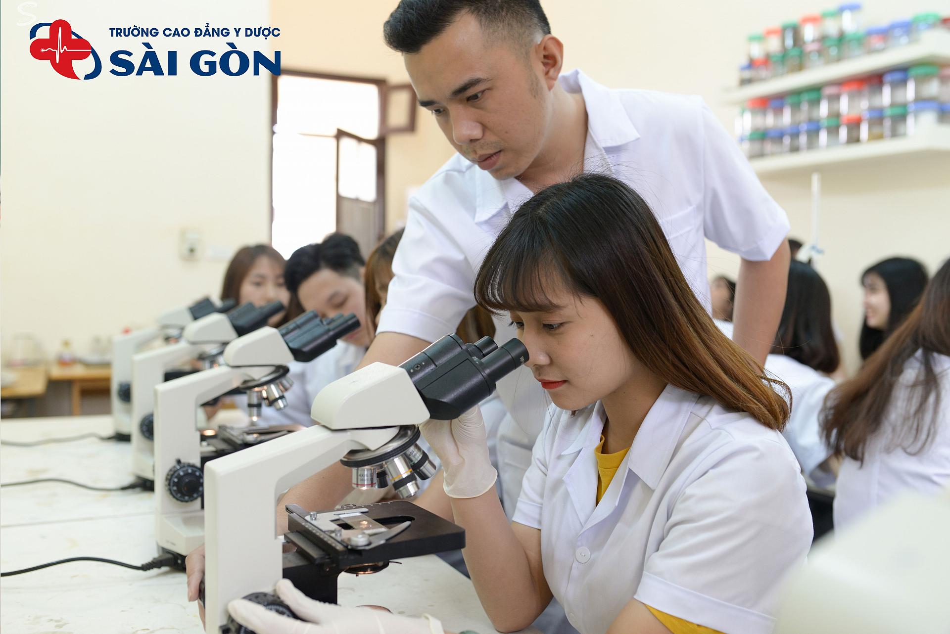 Trường Cao đẳng y dược Sài Gòn đào tạo kỹ thuật viên xét nghiệm chất lượng